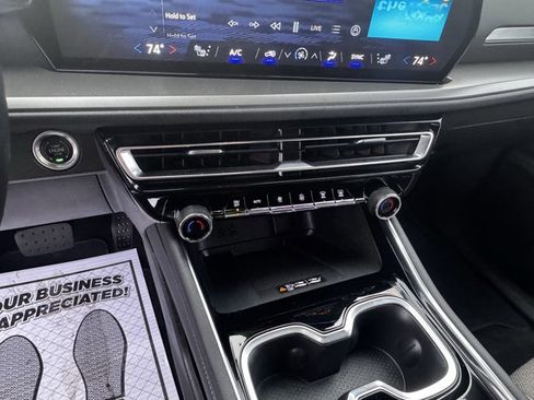 Used 2025 Chevrolet Traverse LT image 21