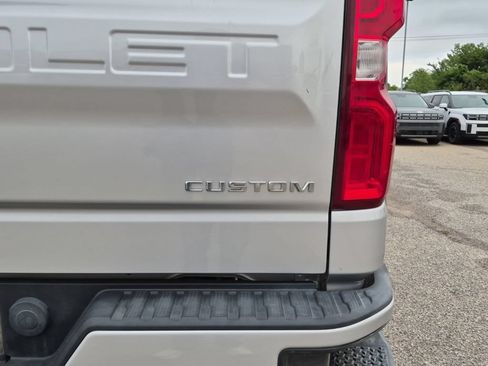Used 2019 Chevrolet Silverado 1500 Custom w/ Custom Convenience Package AWD/4WD image 8