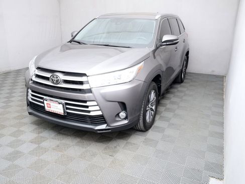 Certified 2019 Toyota Highlander XLE AWD/4WD image 1