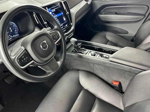 Used 2021 Volvo XC60 T5 Momentum image 10