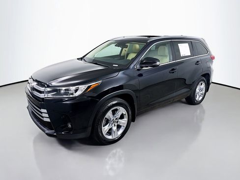 Used 2017 Toyota Highlander Limited image 3