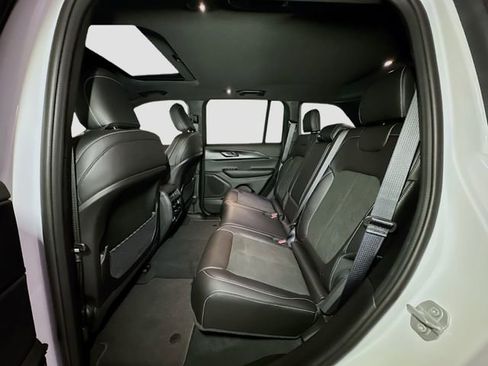 New 2025 Jeep Grand Cherokee Altitude image 15