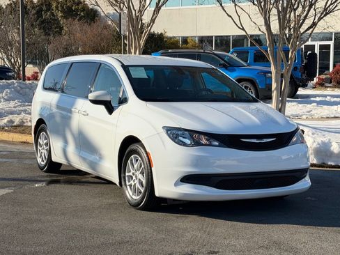 Certified 2022 Chrysler Voyager LX image 1