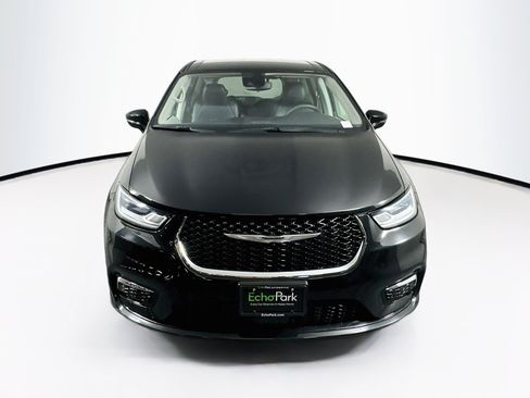 Used 2024 Chrysler Pacifica Touring-L FWD image 2
