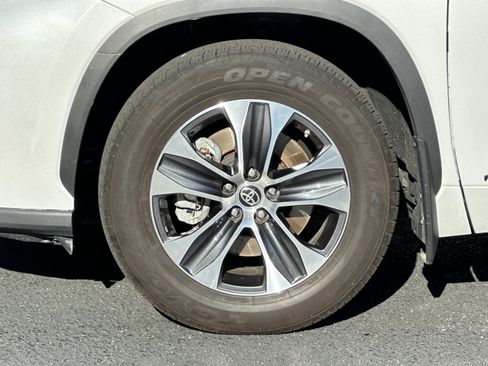 Used 2023 Toyota Highlander XLE image 32