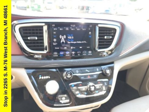 Used 2020 Chrysler Pacifica Limited FWD image 25