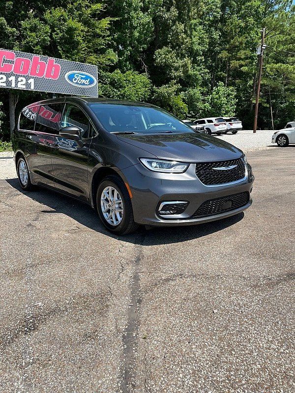 Used 2023 Chrysler Pacifica Touring-L FWD image 1