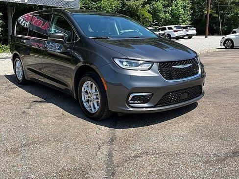 Used 2023 Chrysler Pacifica Touring-L FWD image 1