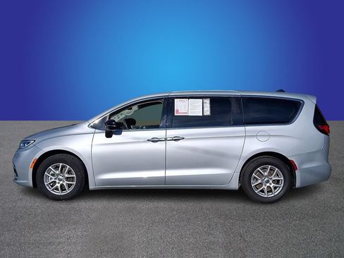 Used 2024 Chrysler Pacifica Touring-L FWD image 7