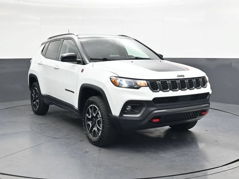 Used 2025 Jeep Compass Trailhawk w/ Trailhawk Convenience Group AWD/4WD image 2