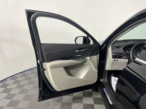 Used 2023 Cadillac XT4 Luxury w/ Cold Weather Package AWD/4WD image 15