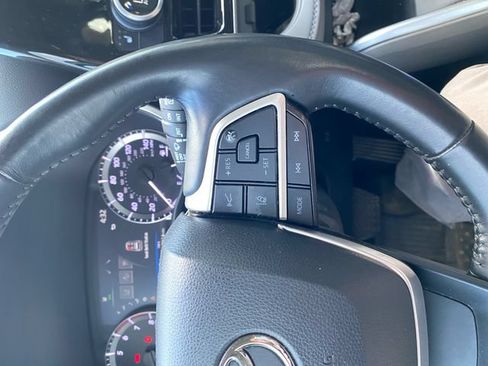 Used 2023 Toyota Highlander XLE FWD image 16