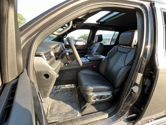 Used 2023 Jeep Wagoneer Series III w/ Premium Group I AWD/4WD image 18