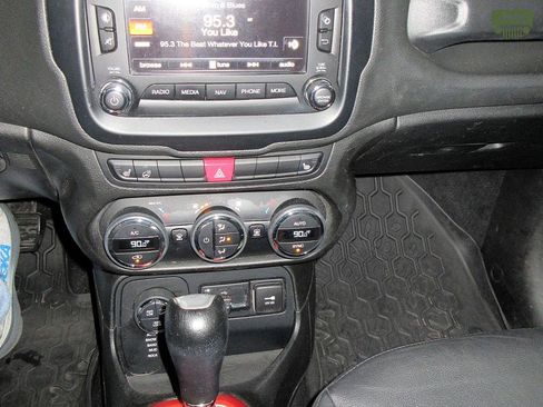 Used 2015 Jeep Renegade Trailhawk w/ Premium Leather Group image 14