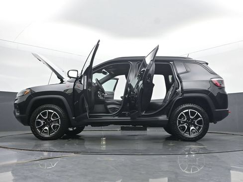 Used 2025 Jeep Compass Trailhawk w/ Sun & Sound Group AWD/4WD image 65