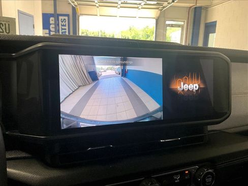 Used 2024 Jeep Wrangler Unlimited Sahara AWD/4WD image 19