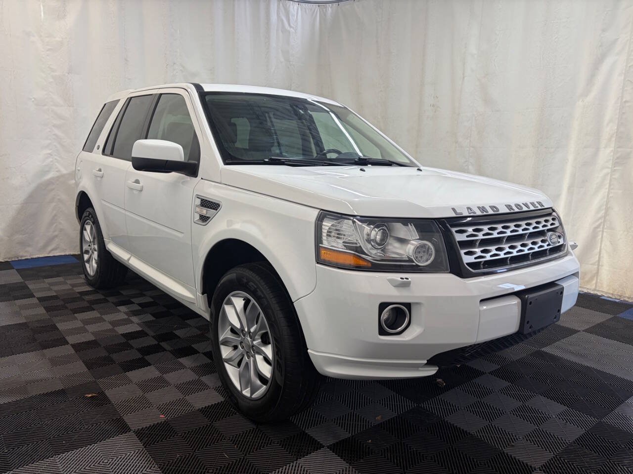 Used 2015 Land Rover LR2 AWD/4WD image 3