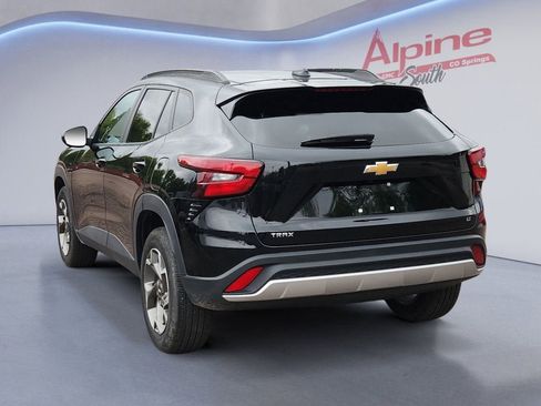 Certified 2025 Chevrolet Trax LT w/ LT Convenience Package FWD image 3