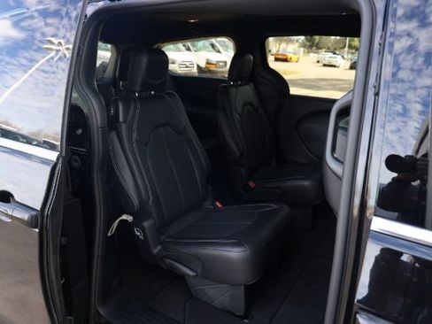 Used 2026 Chrysler Pacifica Select image 25