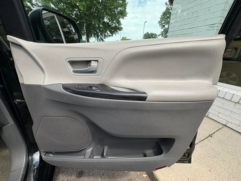 Used 2015 Toyota Sienna LE FWD image 19