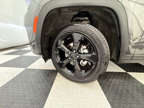 Used 2023 Jeep Grand Cherokee Altitude image 11