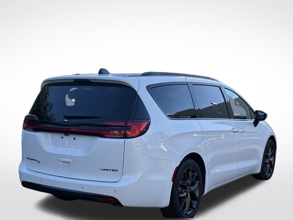 Used 2026 Chrysler Pacifica Limited w/ S Appearance Package FWD image 3