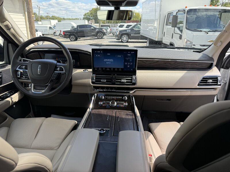 Used 2024 Lincoln Navigator Reserve AWD/4WD image 17