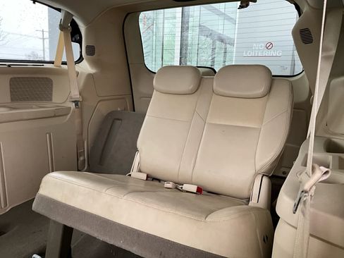 Used 2009 Chrysler Town & Country Limited w/ Entertainment Group #3 image 17