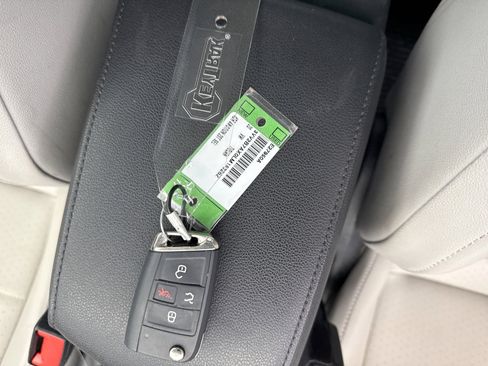 Used 2020 Volkswagen Tiguan SE w/ Panoramic Sunroof Package image 12