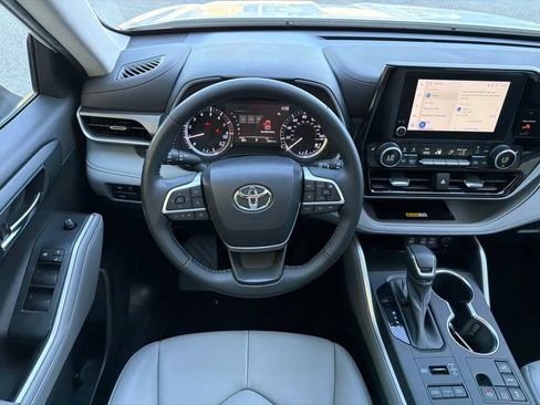 Used 2023 Toyota Highlander XLE AWD/4WD image 25