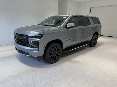 New 2026 Chevrolet Suburban Premier image 3