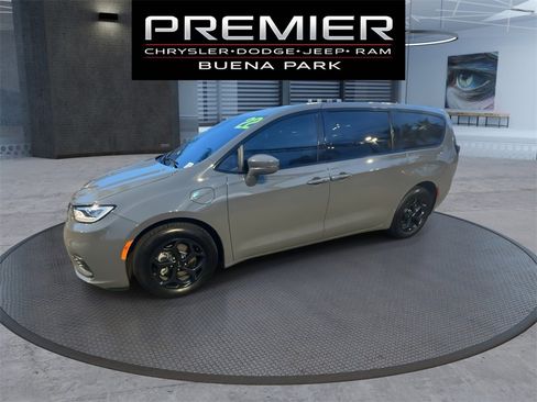 Used 2022 Chrysler Pacifica Touring-L w/ S Appearance Package image 5