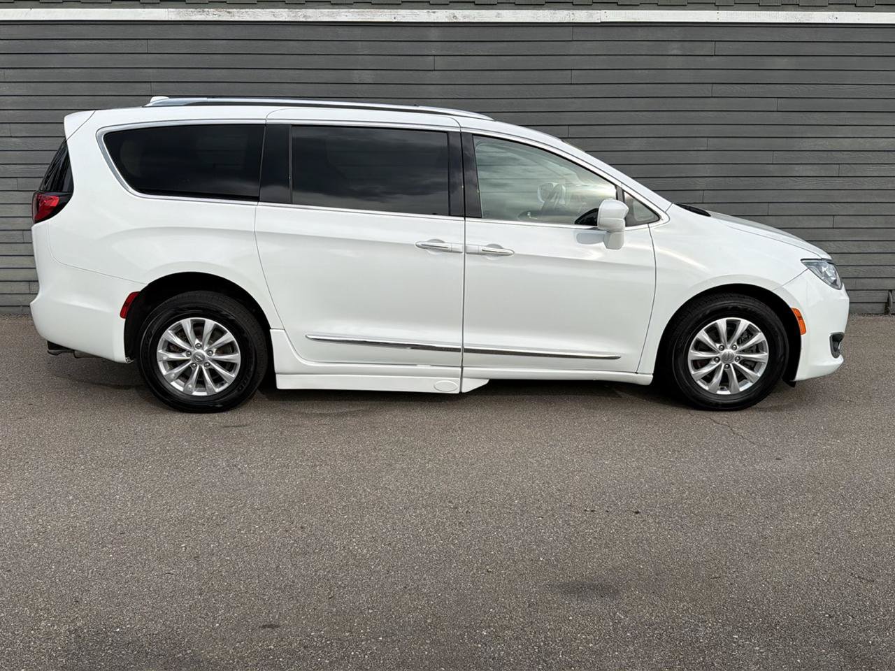 Used 2018 Chrysler Pacifica Touring-L FWD image 11