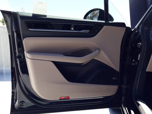 Used 2025 Porsche Macan Electric RWD image 13