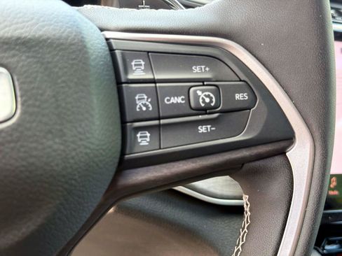 Used 2025 Jeep Grand Cherokee Limited w/ Luxury Tech Group II AWD/4WD image 17