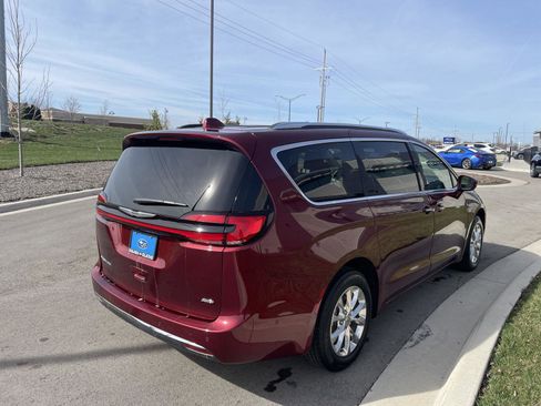 Used 2021 Chrysler Pacifica Touring-L w/ Premium & Safety Sphere Group image 8