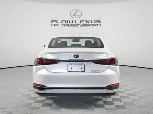 New 2025 Lexus ES 300h w/ Premium Package image 6