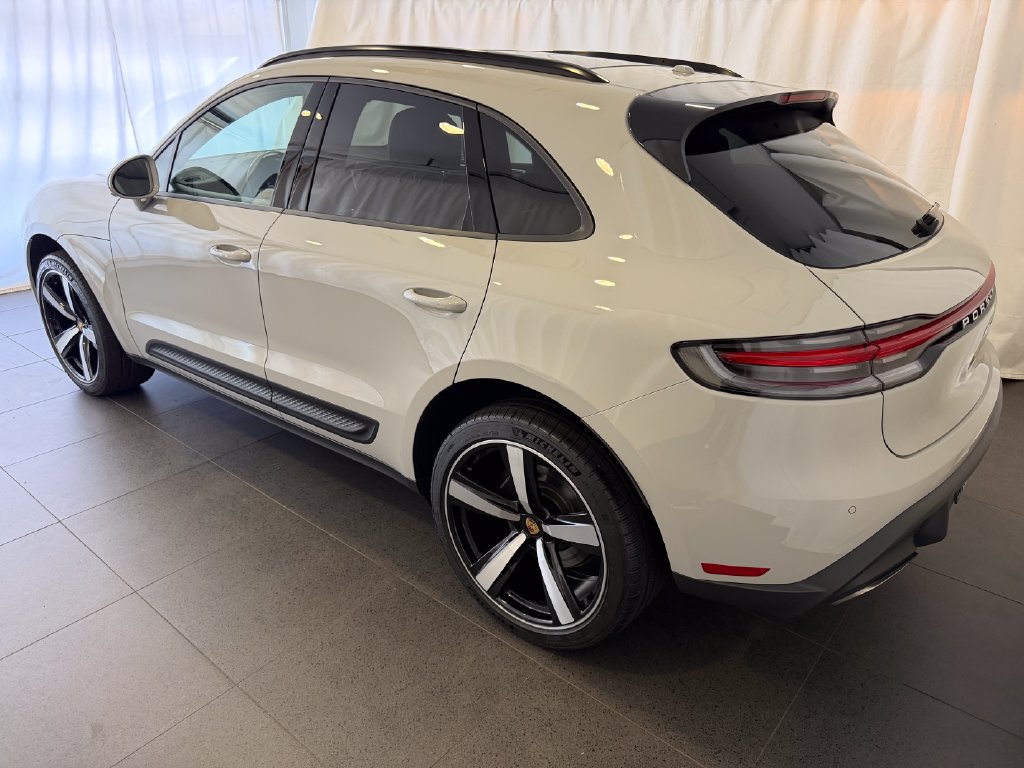 Certified 2026 Porsche Macan AWD/4WD image 3