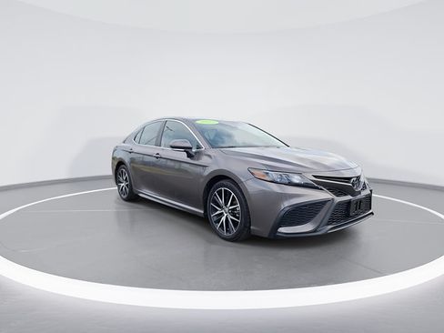 Used 2023 Toyota Camry SE FWD image 2