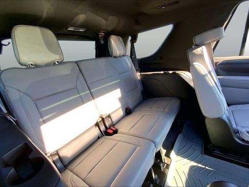 Used 2023 GMC Yukon SLT w/ SLT Premium Package AWD/4WD image 16