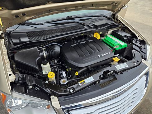 Used 2016 Chrysler Town & Country Touring-L image 64