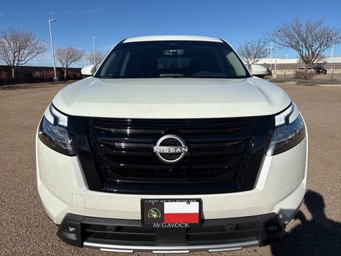 Used 2023 Nissan Pathfinder SL w/ Black Appearance Package image 10