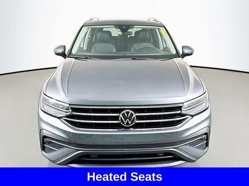 Used 2024 Volkswagen Tiguan SE w/ Panoramic Sunroof Package image 3