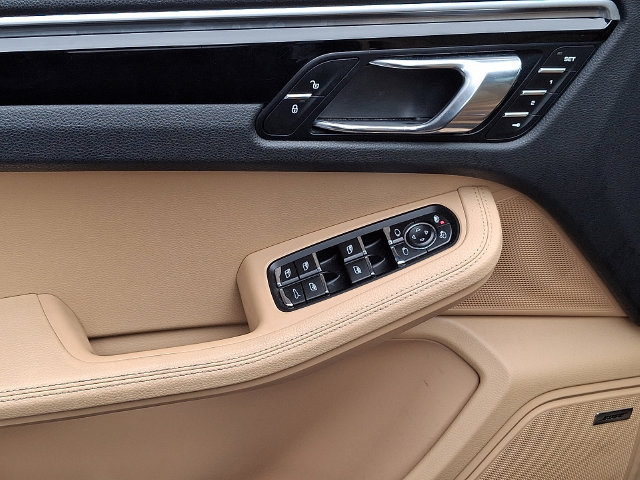 Certified 2018 Porsche Macan AWD/4WD image 16