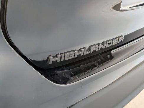 Used 2024 Toyota Highlander LE FWD image 10