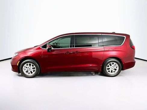 Used 2023 Chrysler Pacifica Touring-L FWD image 3