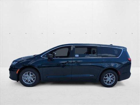 New 2025 Chrysler Pacifica Select w/ Uconnect Theater Family Group image 5