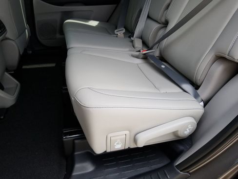Used 2019 Toyota Highlander XLE FWD image 31