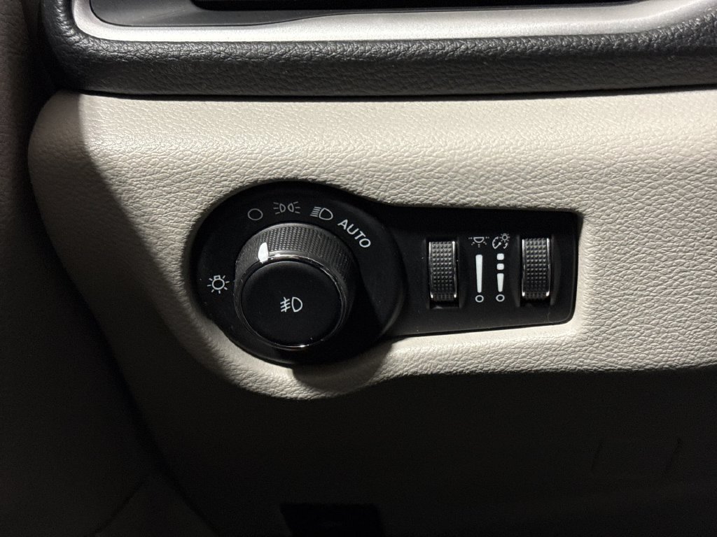 Used 2021 Chrysler Pacifica Touring-L FWD image 18