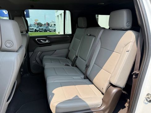 Used 2023 Chevrolet Suburban LT w/ Luxury Package AWD/4WD image 9